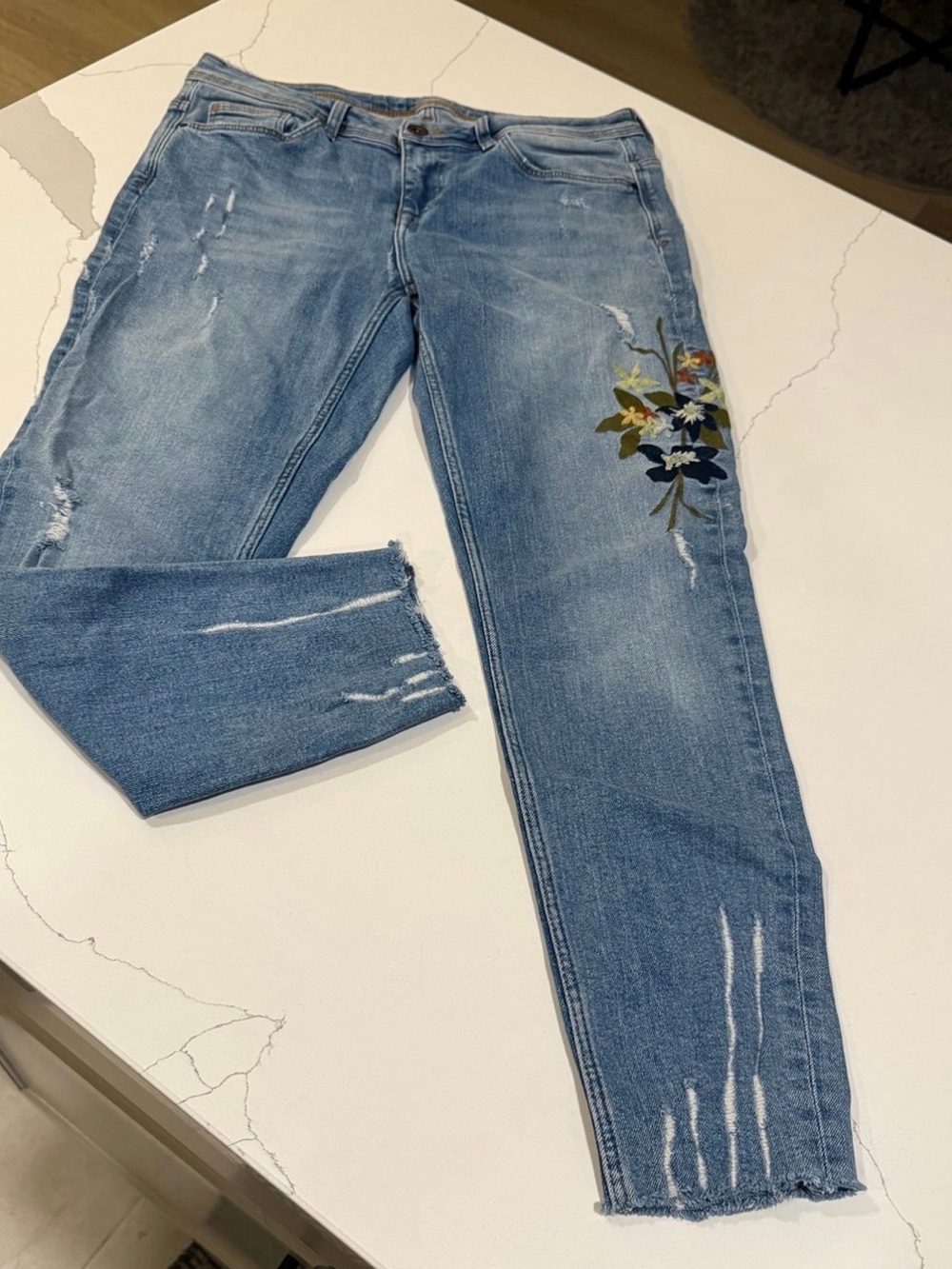ZARA Z1975 Embroidered Jeans
Size 6